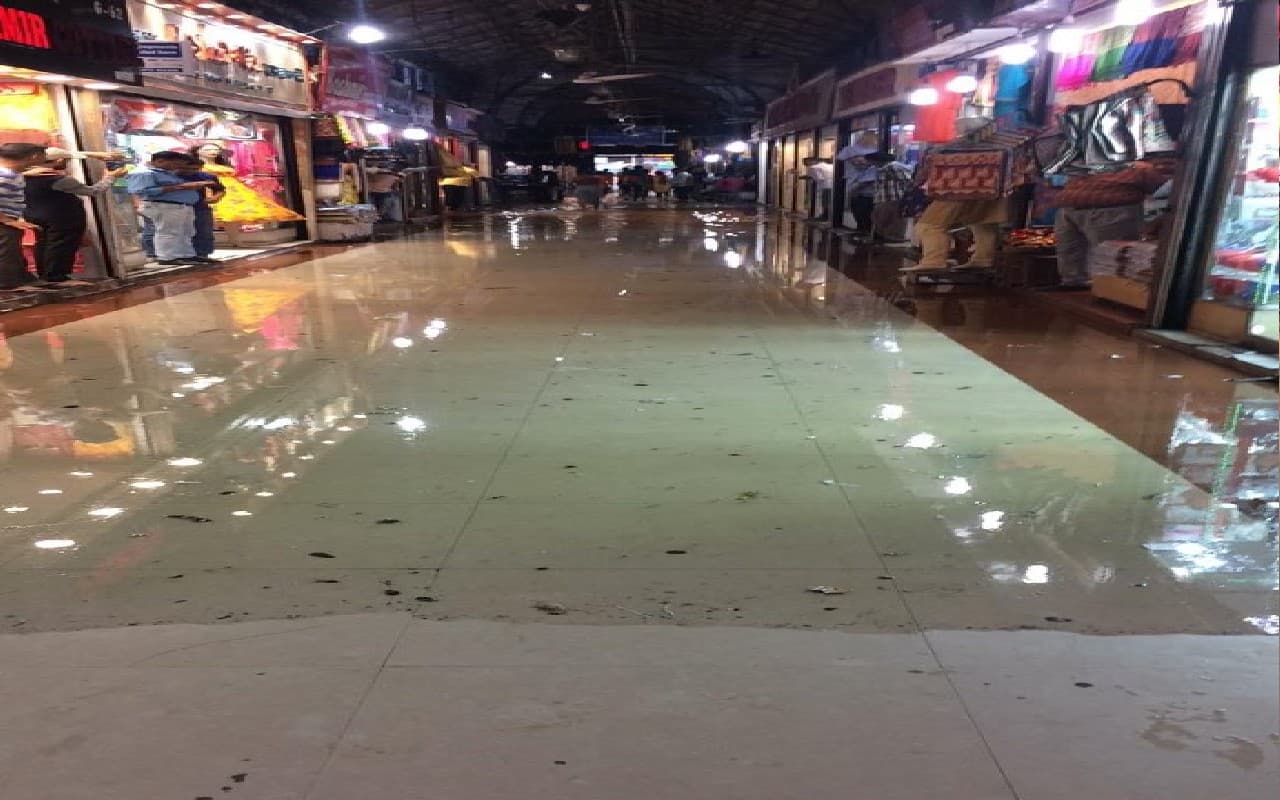 बंगाल में भारी बारिश से जनजीवन अस्त-व्यस्त, कोलकाता के कई इलाके हुए जलमग्न