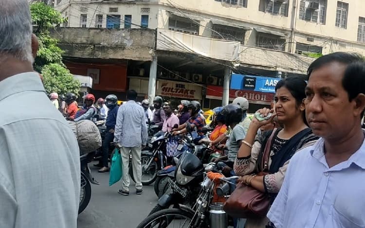 धार्मिक पूजा के अधिकार की मांग को लेकर सड़क पर उतरे आदिवासी, हावड़ा ब्रिज बंद, कोलकाता में लगा जाम