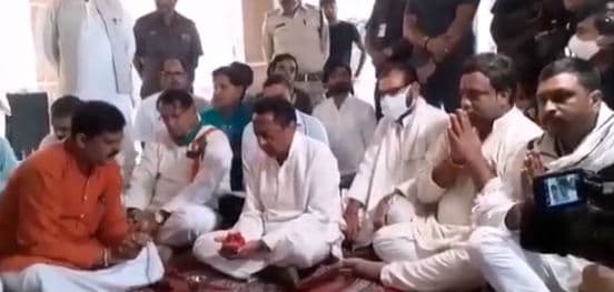 Madhya Pradesh by election 2020 : 'हनुमान का हाथ,एमपी के  मुख्यमंत्री बन रहे हैं कमलनाथ', मंदिर पहुंचे पूर्व सीएम, मंगलवार...मंगलवार...मंगलवार...