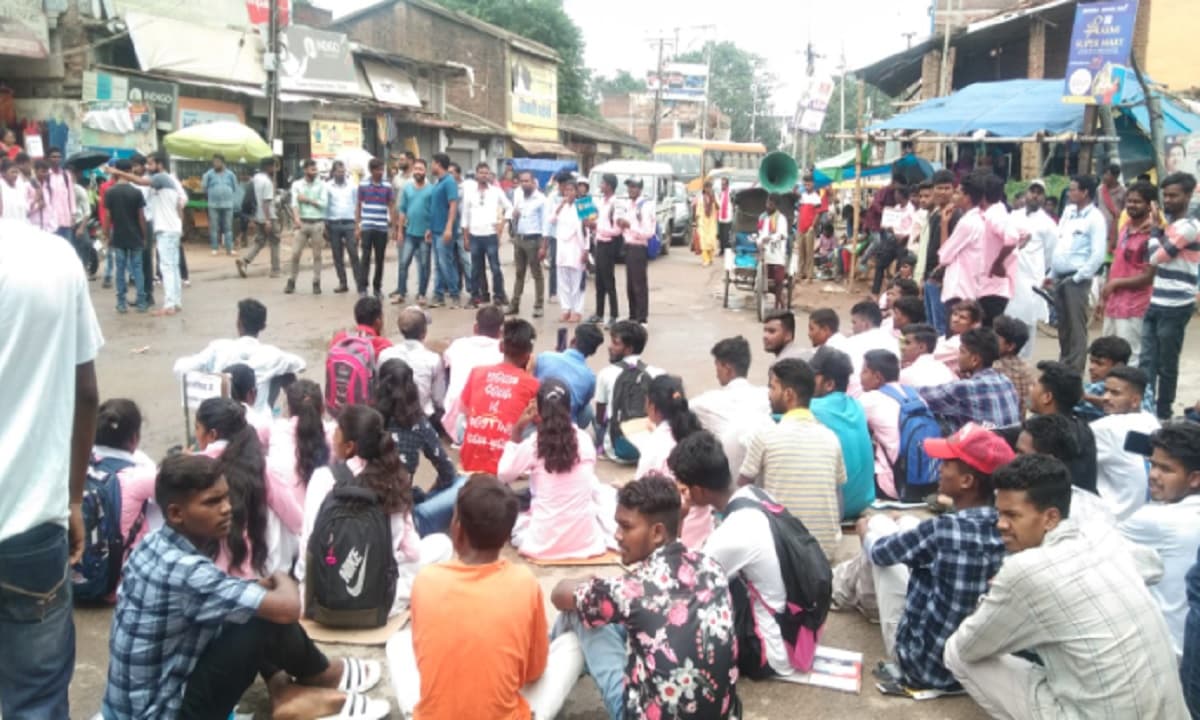 Jharkhand News: कार्तिक उरांव कॉलेज में इंटर की पढ़ाई बंद होने से नाराज छात्रों ने किया सड़क जाम
