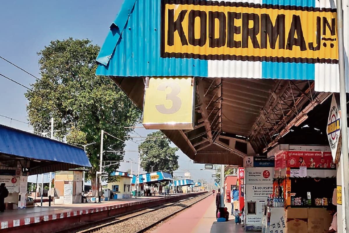 Jharkhand Train News: कोडरमा में मालगाड़ी के डिरेल होने के बाद इन ट्रेनों का रूट बदला, देखें पूरी लिस्ट