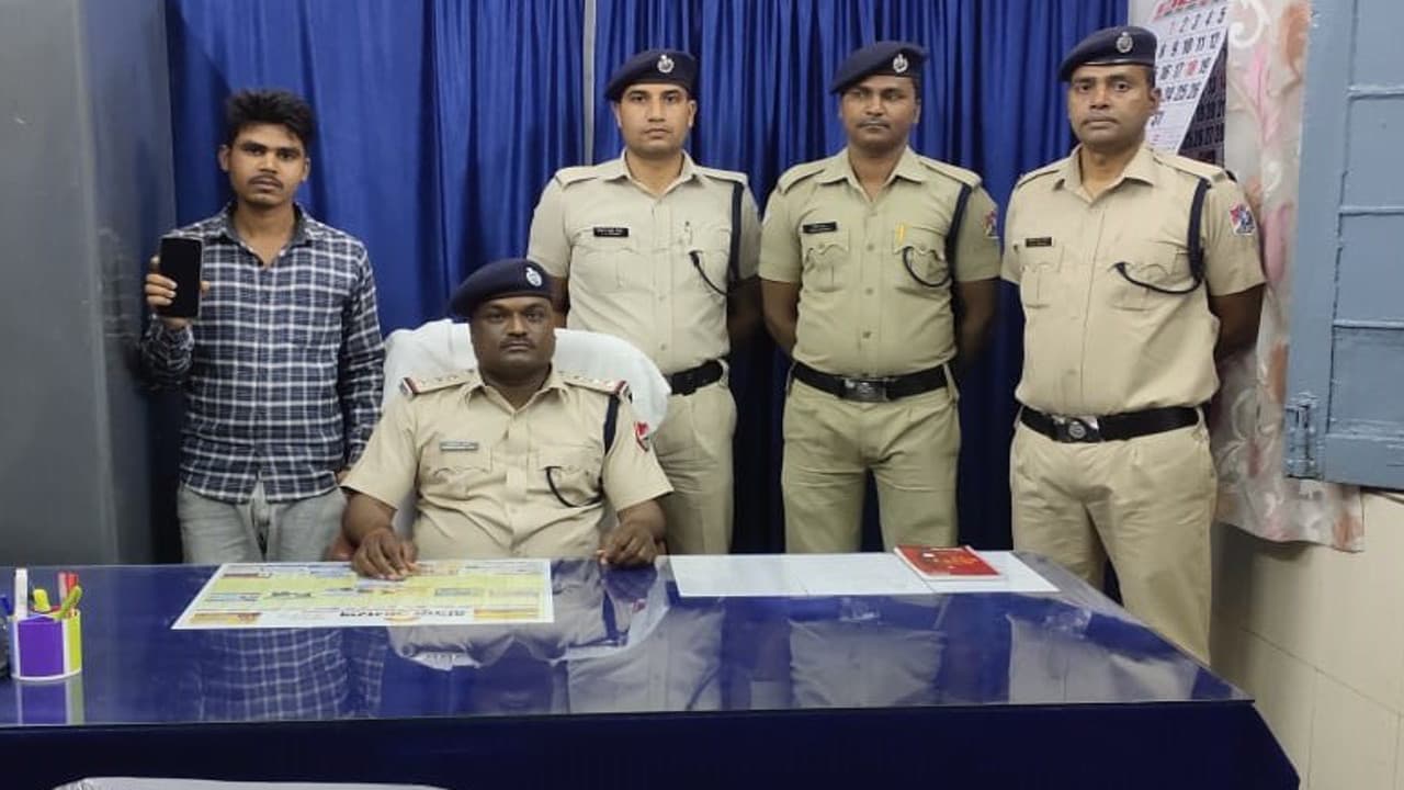 Indian Railways News: हजारीबाग के बरही में रेलवे E-Ticket की कालाबाजारी, दो की हुई गिरफ्तारी