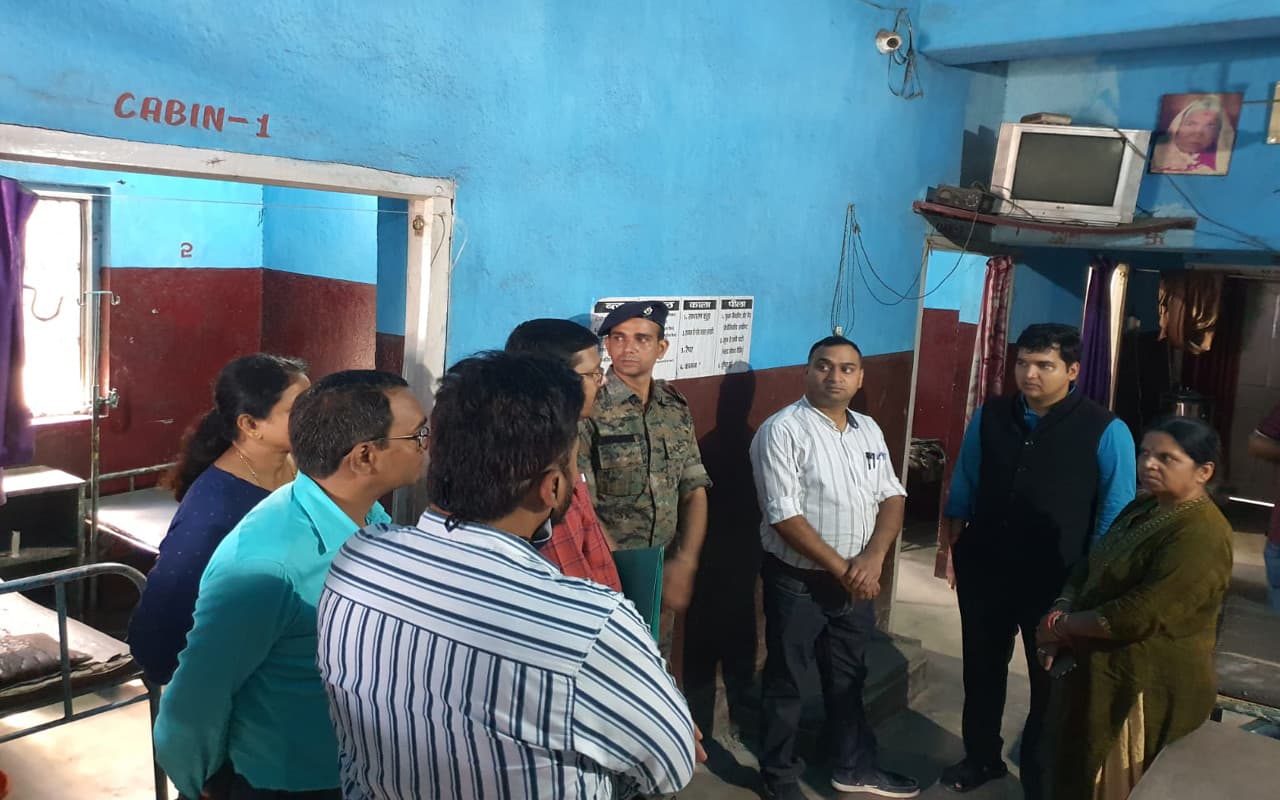 कोडरमा के एक क्लिनिक में अव्यवस्था देख प्रशासन के उड़े होश, जांच में मिली भारी गड़बड़ी, किया सील