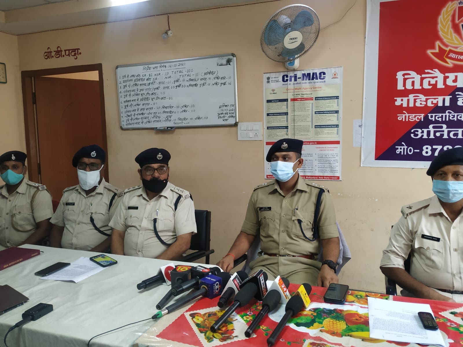 कोडरमा पुलिस के हाथ लगी बड़ी सफलता, एक माह के अंदर दूसरी बार मोटरसाइकिल चोर का किया पर्दाफाश, 8 लोग गिरफ्तार