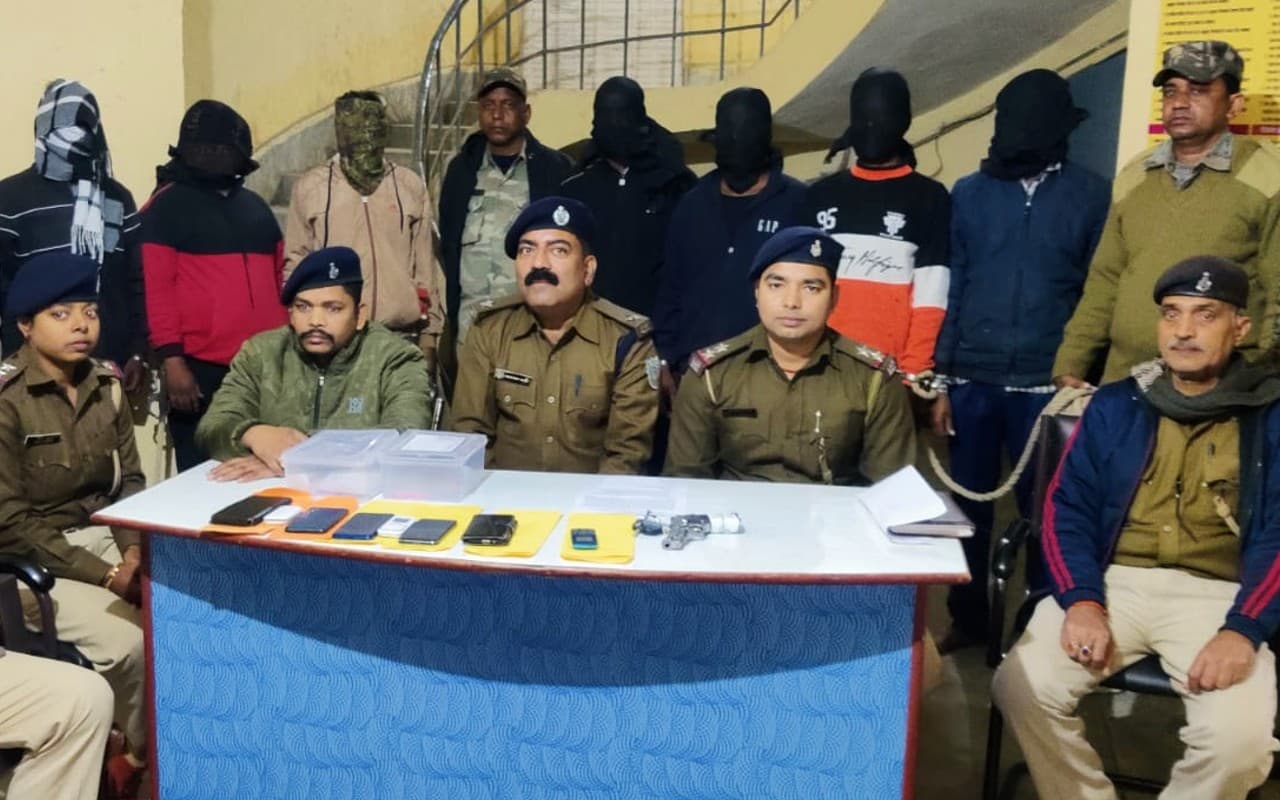 हाईवा लूटकांड को अंजाम देने वाले बबलू राय सहित 7 अपराधी को कोडरमा पुलिस ने किया गिरफ्तार, हथियार बरामद