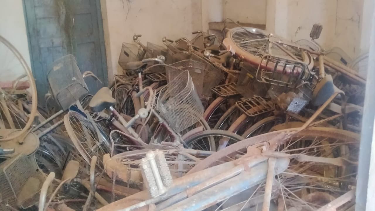 Jharkhand news: छात्रों को मिलने वाली साइकिलों को लग गया जंग, कोडरमा में प्रशासन लापरवाह