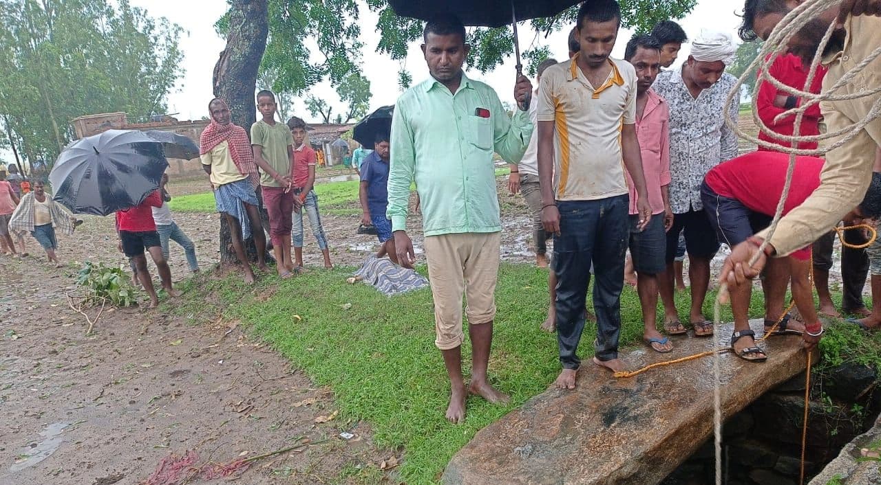 पारिवारिक कलह में रात में तीन बच्चों के साथ महिला कुएं में कूदी, तीन लोगों की मौत, बाल-बाल बचा एक बच्चा