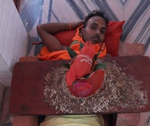 Durga Puja 2021 : बिहार के सिद्धू पांडेय झारखंड में सीने पर कलश रखकर कर रहे मां दुर्गा की आराधना