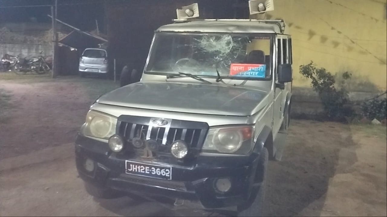 कोडरमा में पुलिस टीम पर किसने किया जानलेवा हमला, बाल-बाल बचे जयनगर थानेदार, पांच पुलिसकर्मी घायल, 25 के खिलाफ FIR, सरकारी शिक्षक गिरफ्तार