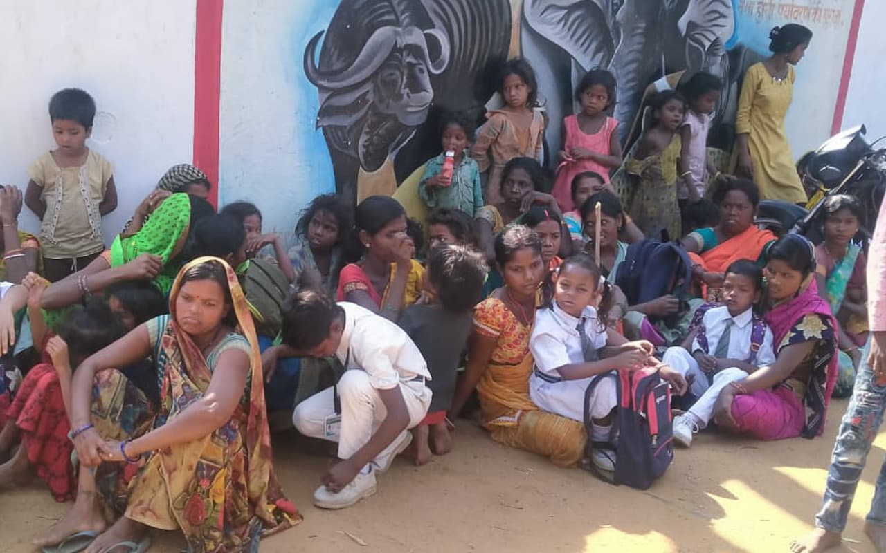 कोडरमा : रेंजर ने स्कूल वैन को किया जब्त, तो लोगों का फूटा गुस्सा, ऑफिस में तोड़फोड़