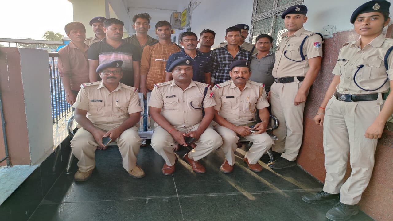 ट्रेन में यात्रियों से चेन छिनतई करने वाले गिरोह का खुलासा, 8 आरोपी गिरफ्तार, जानें इनका बंगाल कनेक्शन
