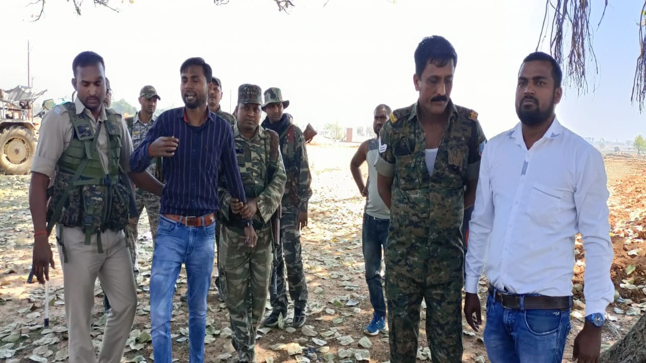 कोडरमा के नावाडीह में ट्रांसमिशन टावर निर्माण का विरोध तेज, एक रैयत ने किया आत्मदाह का प्रयास