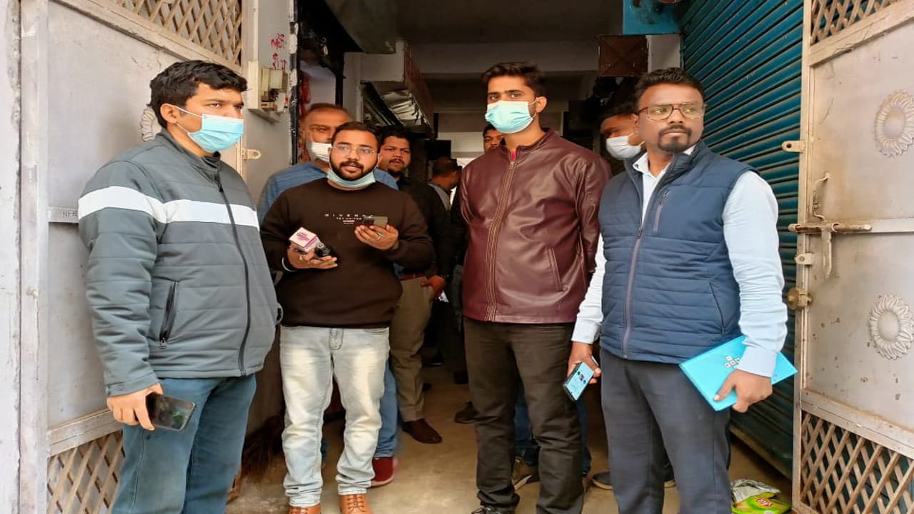 बिना डॉक्टर के चल रहे अल्ट्रासाउंड सेंटर को कोडरमा प्रशासन ने किया सील, कई एक्सपायरी दवाइयां भी बरामद