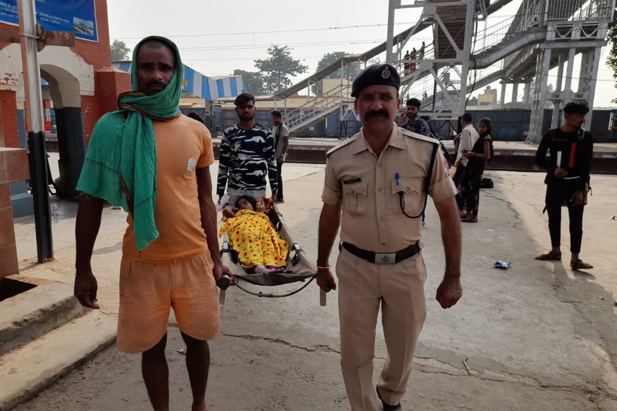 झारखंड: वाराणसी-आसनसोल पैसेंजर ट्रेन में महिला को प्रसव पीड़ा, स्टेशन पर दिया बच्ची को जन्म, आरपीएफ ने की मदद
