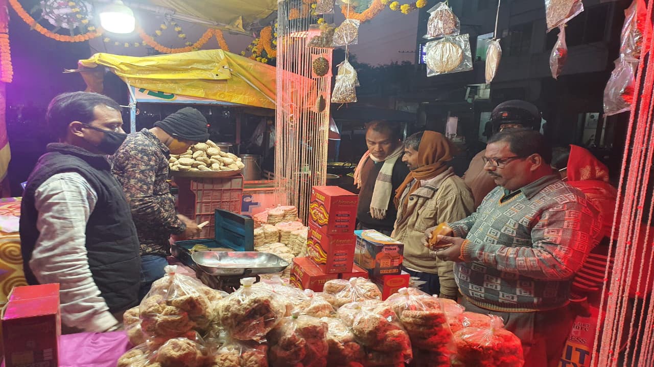 मकर संक्रांति को लेकर सजा तिलकुट, चूड़ा-गुड़ का बाजार, जानें आपके जिले में किस रेट में मिल रहा सामान