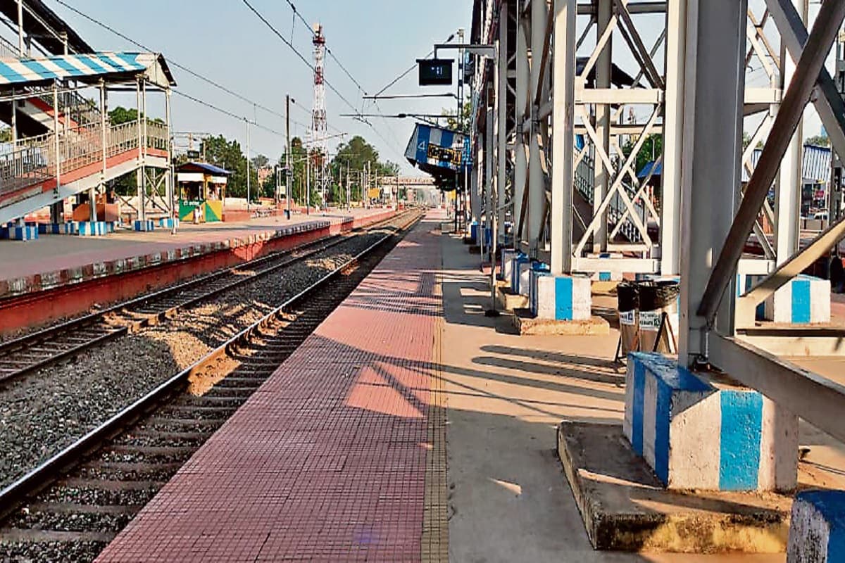 कोडरमा में मालगाड़ी के डिरेल होने के बाद अब तक सामान्य नहीं हो सका परिचालन, आज भी इन ट्रेनों का रूट बदला