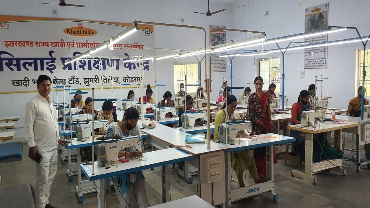 Women's Day 2022: स्वरोजगार के लिए प्रशिक्षण लेकर बन रहीं स्वावलंबी, महात्मा गांधी के सपने कर रहीं साकार