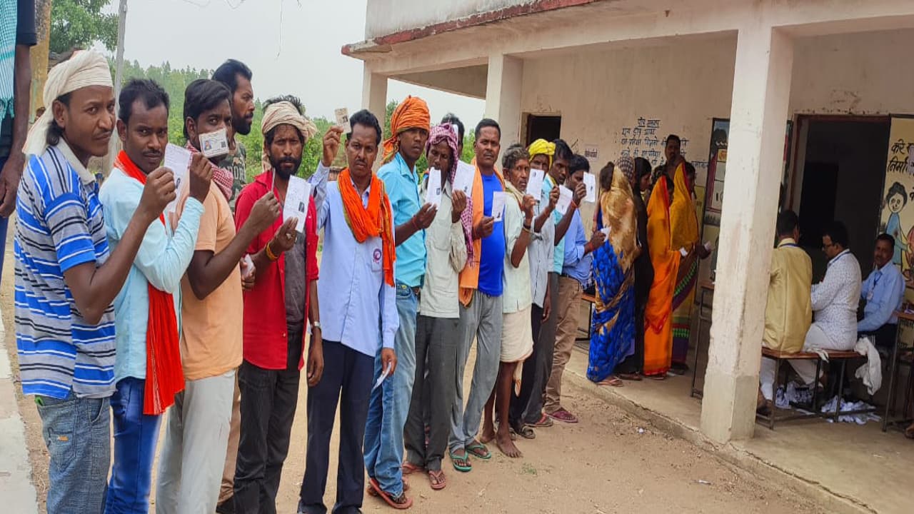 गांव की सरकार : कोडरमा में छिटपुट घटनाओं के बीच मतदान संपन्न, समर्थकों के बीच झड़प और बोगस वोटिंग का आरोप