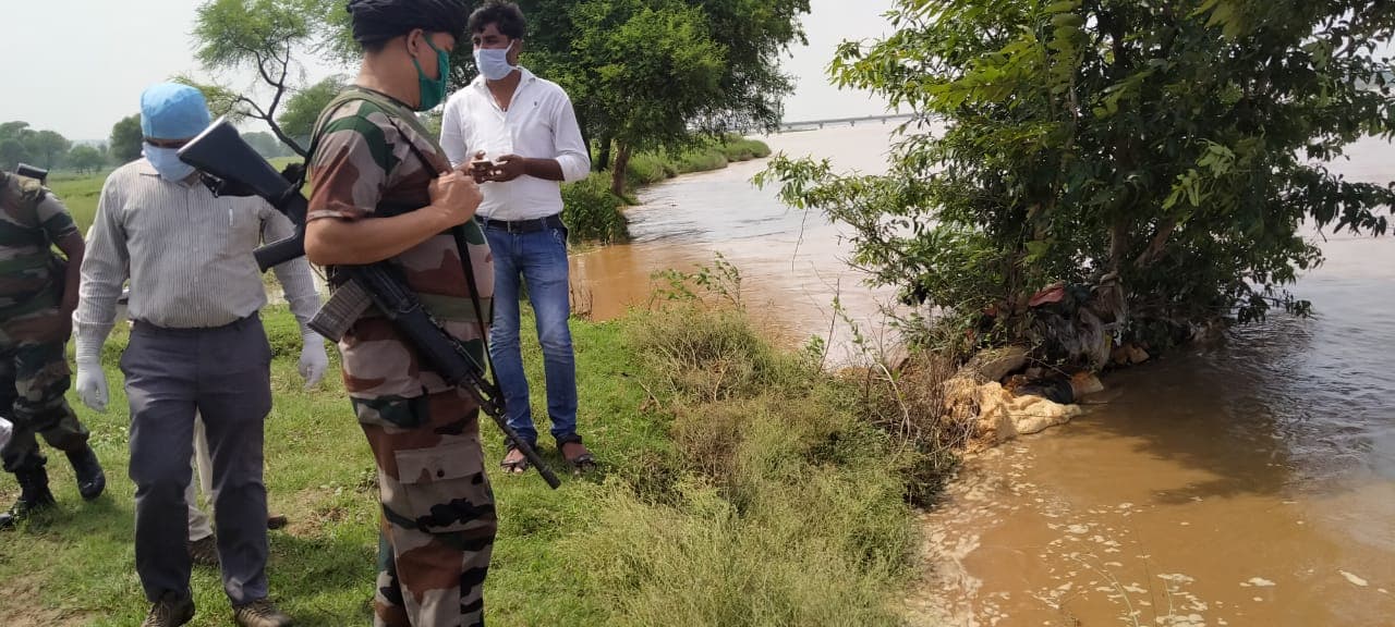 मझिआंव में कोयल नदी से अज्ञात व्यक्ति का सड़ा-गला शव बरामद