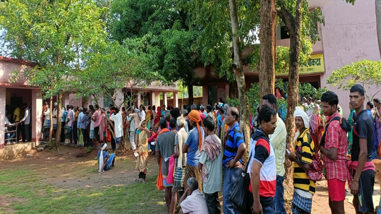 मांडर विधानसभा में हर प्रत्याशी जीत का कर रहे दावा, चाक-चौबंद सुरक्षा व्यवस्था के बीच हो रही वोटिंग