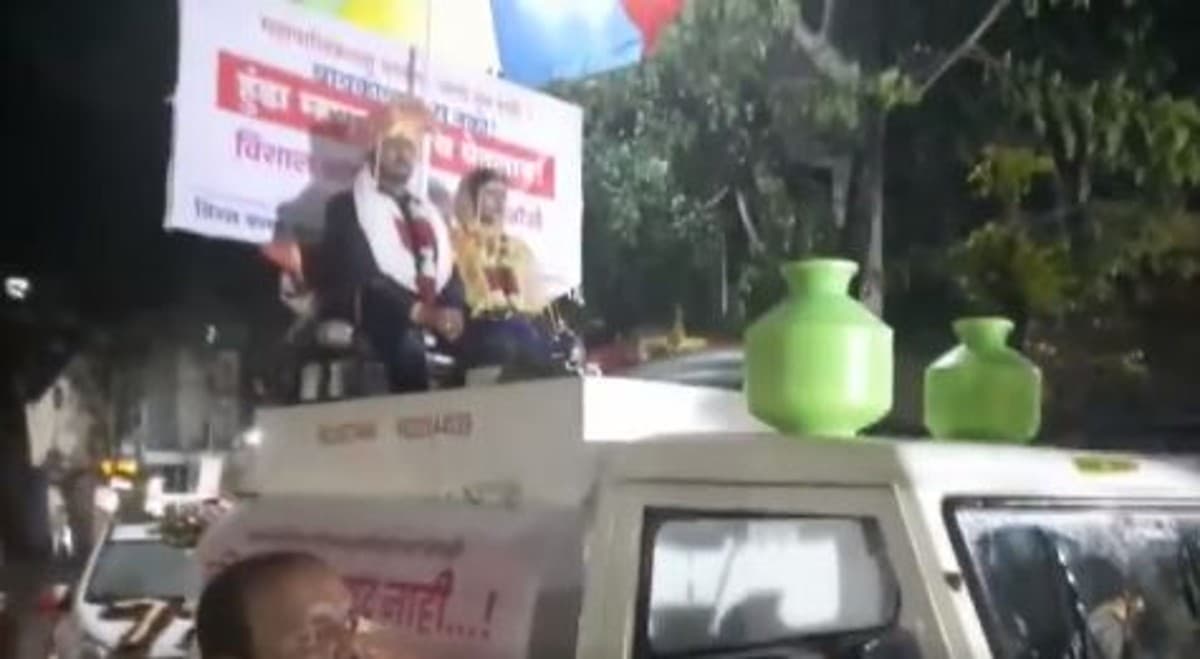 कोल्हापुर में पानी के टैंकर पर दुल्हे ने निकाली बारात, इस वजह से हनीमून पर नहीं जाने की खाई कसम, VIDEO