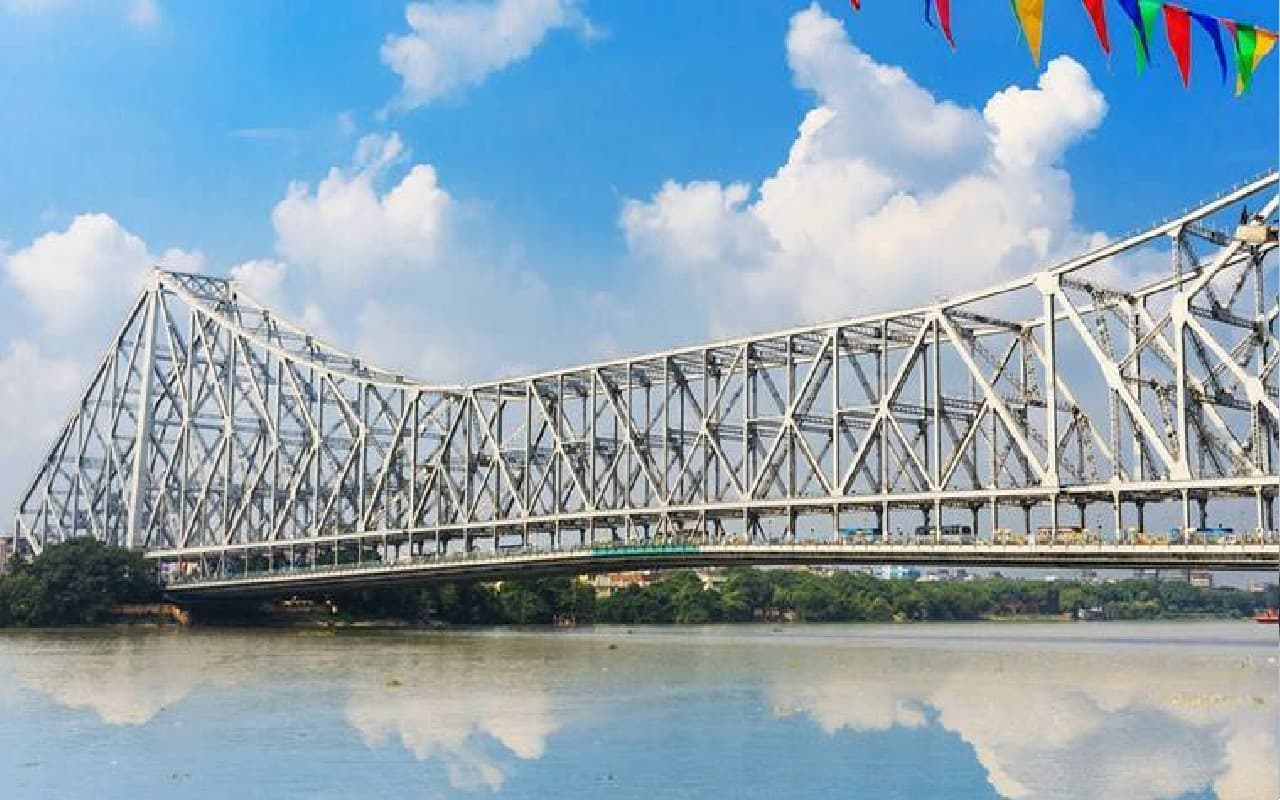 West Bengal News : हावड़ा ब्रिज पर अचानक जब चढ़ा युवक, दमकल कर्मियों के छूटे पसीने