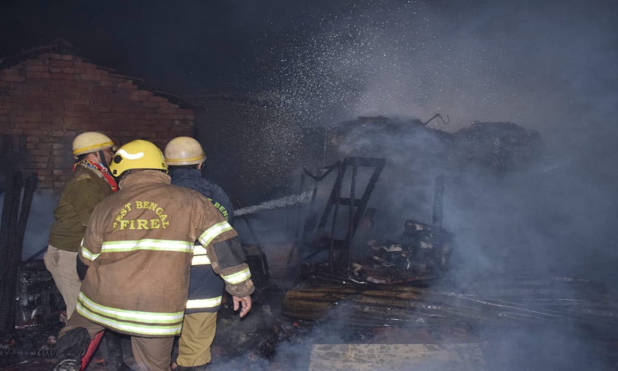 Bengal News: तारातला के इलेक्ट्रॉनिक्स गोदाम में लगी आग, कई सामान हुए जल कर खाक