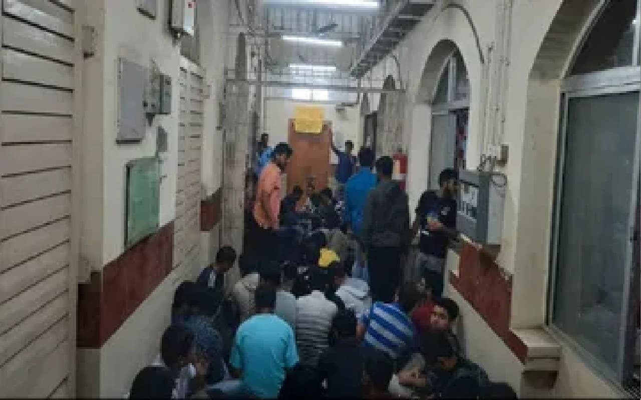कोलकाता मेडिकल कॉलेज के छात्रों का भूख हड़ताल जारी, कई छात्र बीमार