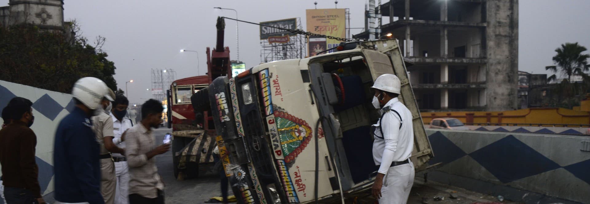 कोलकाता में अंतिम संस्कार कर लौट रहे थे घर, सड़क हादसे में 29 लोग जख्मी, 8 की हालत नाजुक