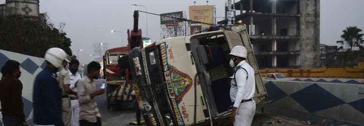 कोलकाता में अंतिम संस्कार कर लौट रहे थे घर, सड़क हादसे में 29 लोग जख्मी, 8 की हालत नाजुक