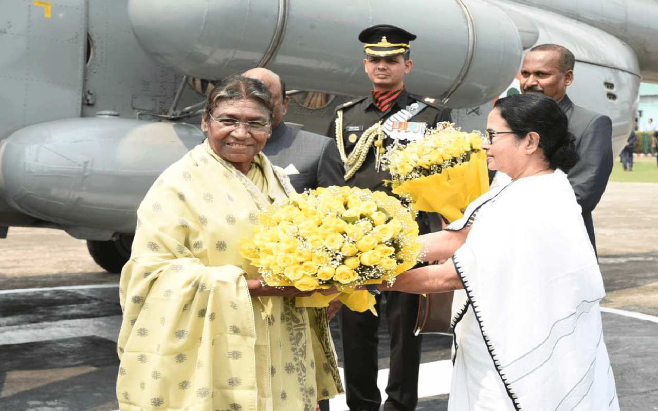 द्रौपदी मुर्मू का ममता बनर्जी ने किया स्वागत, देशनायक को श्रद्धांजलि देने नेताजी भवन पहुंचीं राष्ट्रपति