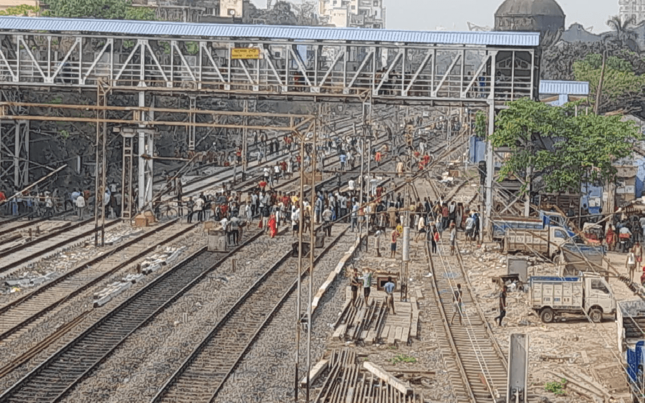 कोलकाता में बच्ची की हत्या मामला ने पकड़ा तूल, गुस्साए लोगों ने रेलवे ट्रैक समेत शहर के कई जगहों को किया जाम