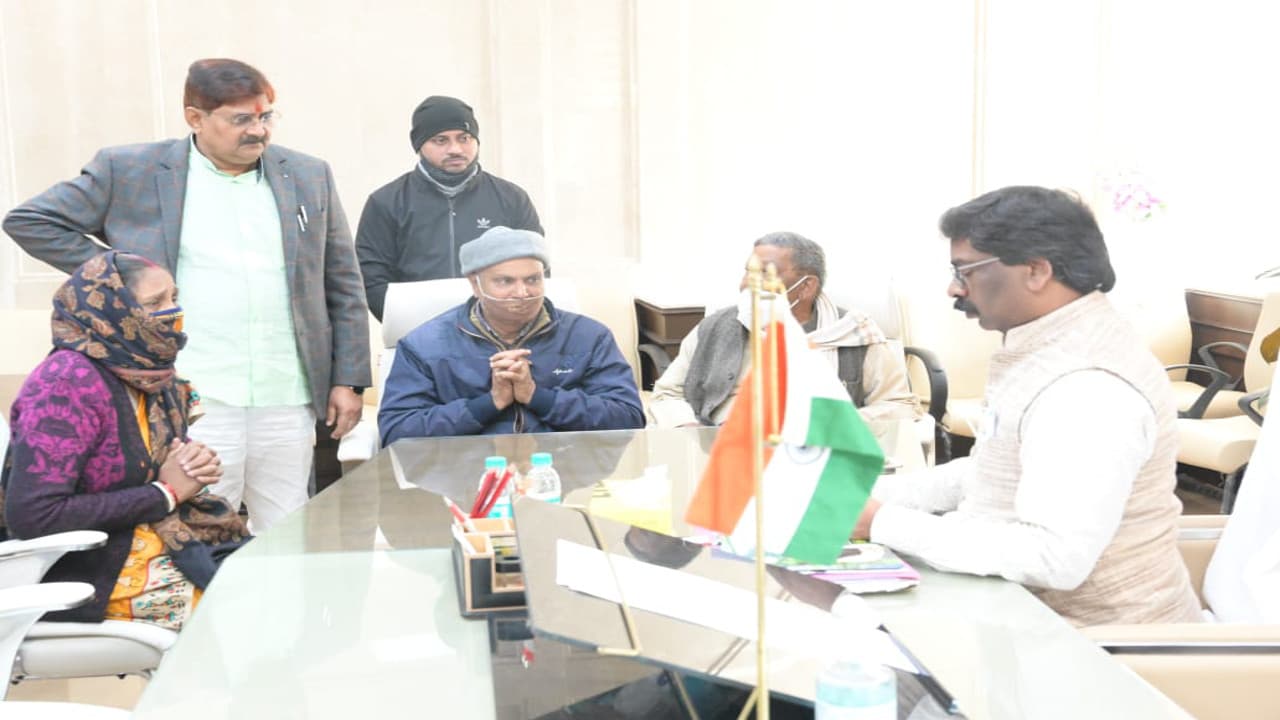 धनबाद की एयर शूटर कोनिका मौत मामले में CM हेमंत सोरेन से मिले परिजन, न्याय की लगायी गुहार,साजिश की जतायी आशंका