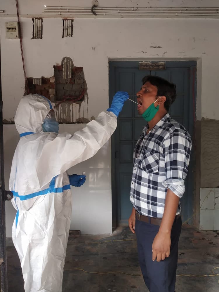 पलामू में पत्रकारों की हुई कोरोना जांच, 57 की रिपोर्ट आयी निगेटिव, 12 को रिपोर्ट का इंतजार