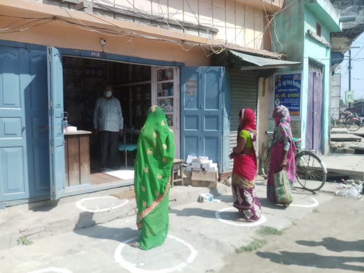 Coronavirus Lockdown in Bihar : देशव्यापी लॉकडाउन का दूसरा दिन, कोरोना से लड़ने के लिए लोग अपना रहे हैं सोशल डिस्टेंसिंग