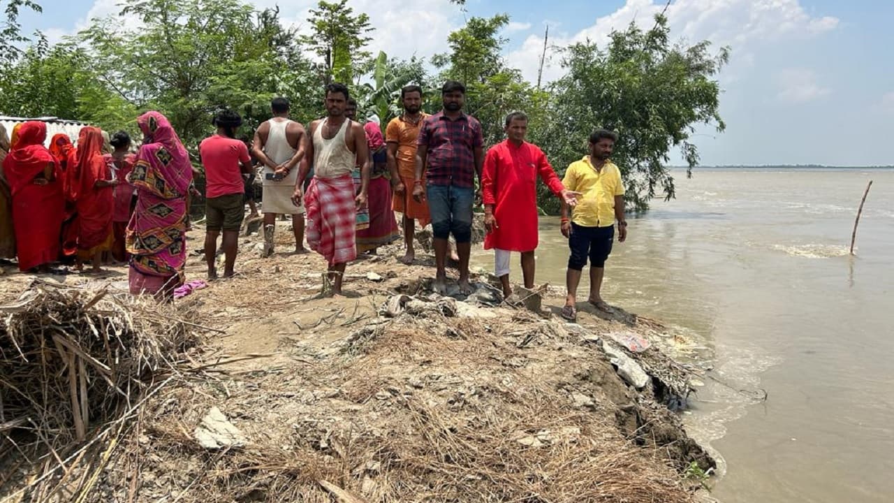 Bihar Flood: कोसी-सीमांचल में बाढ़ की दस्तक के बाद बेघर होने लगे लोग, भागलपुर में भी कटाव बनी आफत
