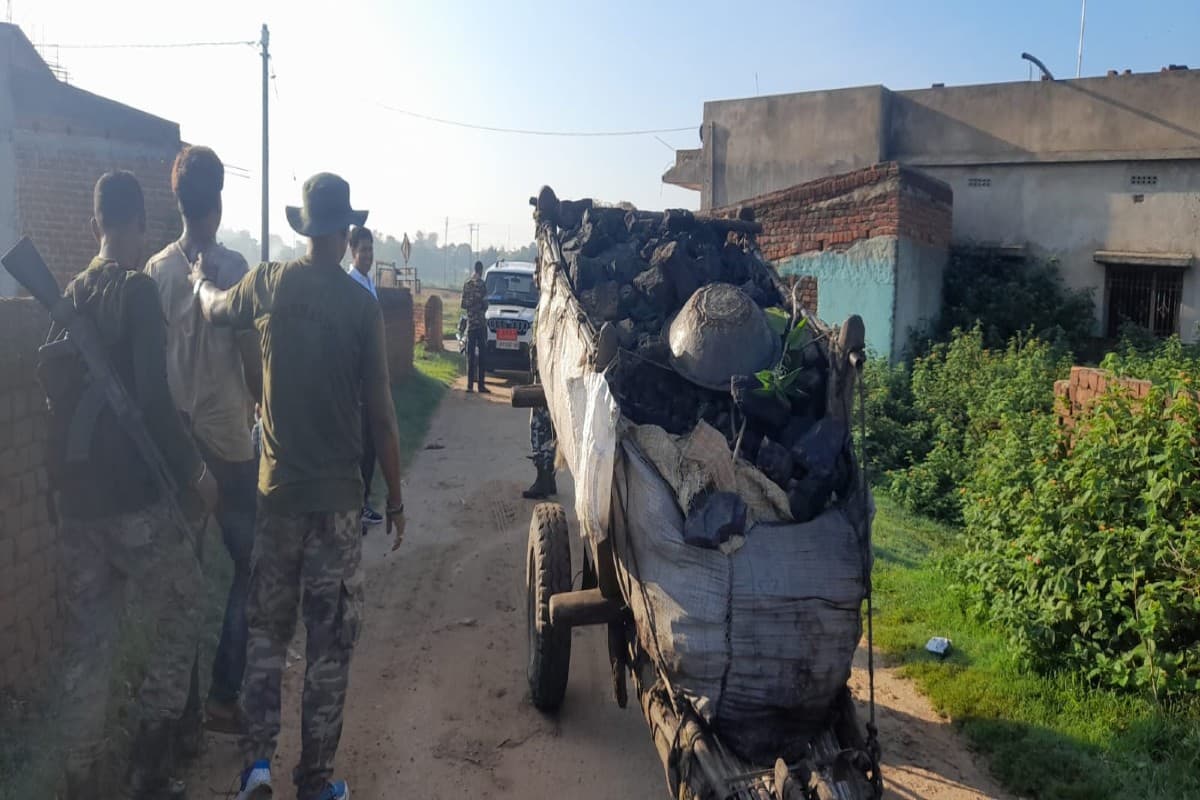 Illegal Coal Smuggling: अवैध कोयला तस्करी के खिलाफ पुलिस का छापा, 12 टन कोयला के साथ चार गिरफ्तार