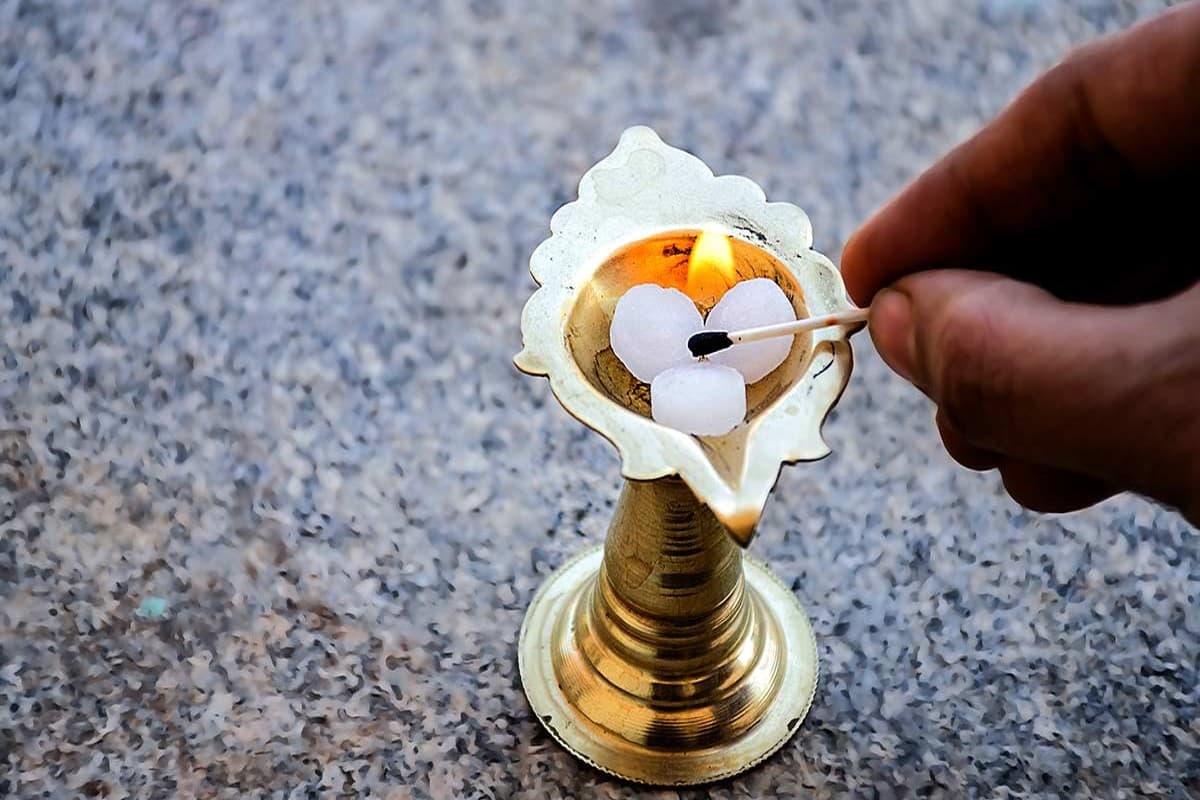 Vastu tips for Negative Energy: घर के नकारात्मक शक्ति को करें दूर, पूजा में जरूर जलाएं कपूर