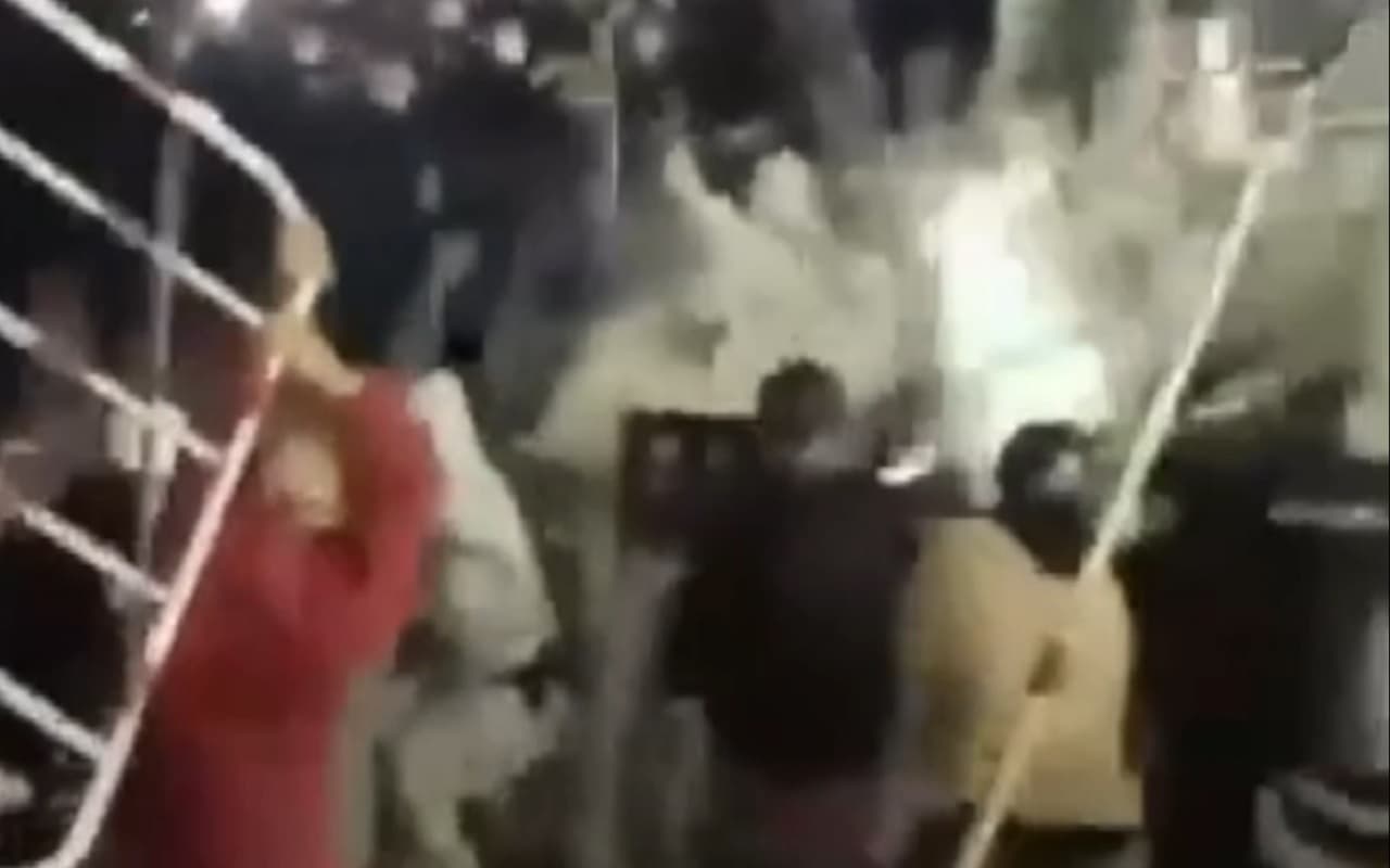 China: कोरोना गाइडलाइन का विरोध करते हुए श्रमिकों और सुरक्षाकर्मियों के बीच हिंसक झड़प, जानिए पूरा मामला