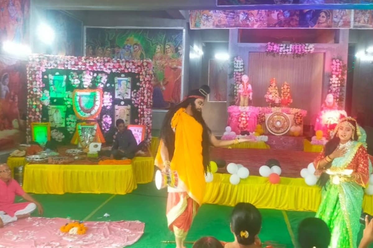 PHOTOS: रांची के श्रीकृष्ण प्रणामी मंदिर में कृष्ण जन्मोत्सव, भक्ति की गंगा में गोते लगाते रहे श्रद्धालु