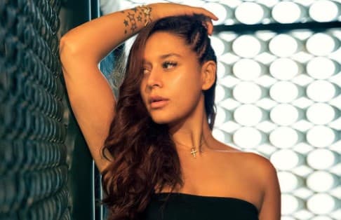 कृष्णा श्रॉफ का मुंबई एयरपोर्ट पर दिखा ग्लैमरस अंदाज, वॉशबोर्ड एब्स फ्लॉन्ट करती दिखीं हसीना... VIDEO