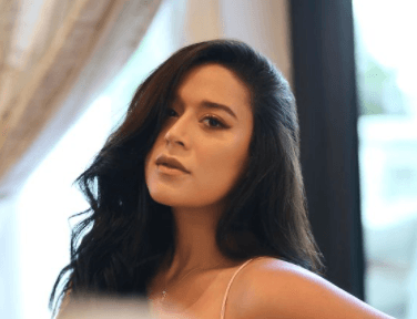 बिकिनी छोड़ स्टाइलिश ड्रेस में नजर आई कृष्णा श्रॉफ, तो यूजर ने कर दिया मजेदार कमेंट, बोले पहली बार कपड़ों में देखा