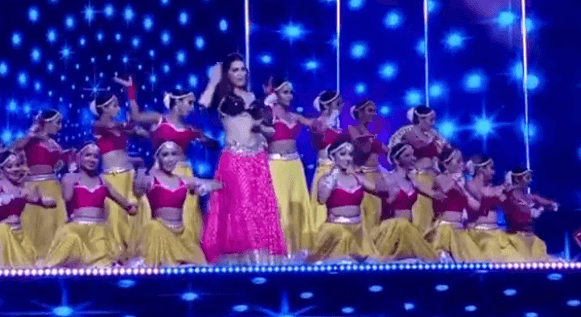 'कजरारे कजरारे' गाने पर कृति सेनन ने यूं किया डांस, वीडियो हो गया वायरल