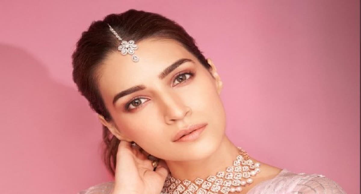 Kriti Sanon ने फ्रेंड की शादी में जमकर किया डांस, बहन नुपुर सेनन के साथ ठुमके लगाती दिखीं एक्ट्रेस, VIDEO