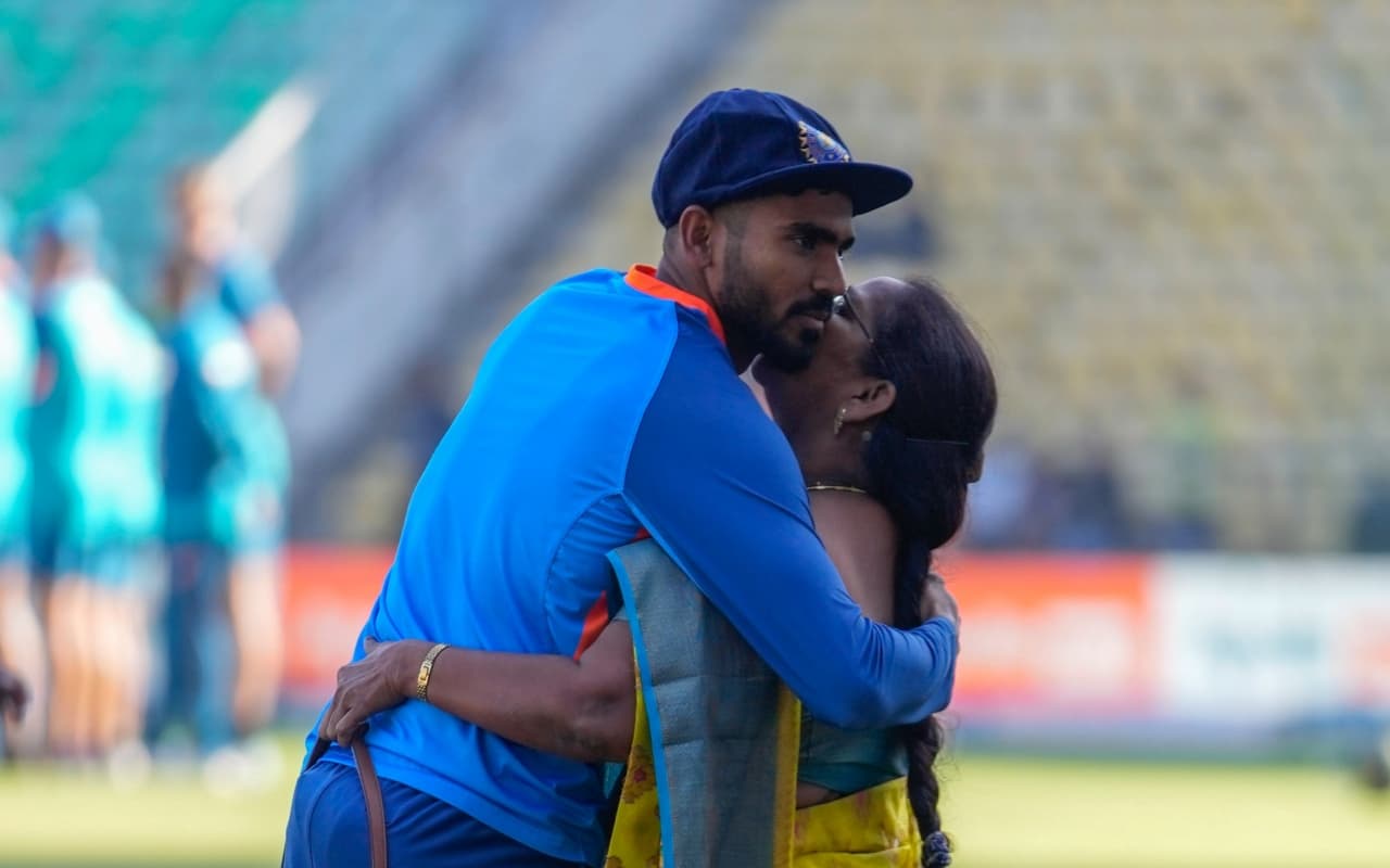 KS Bharath Test Debut: डेब्यू कैप पाकर इमोशनल हुए केएस भरत, मां को लगाया गले, फोटो वायरल