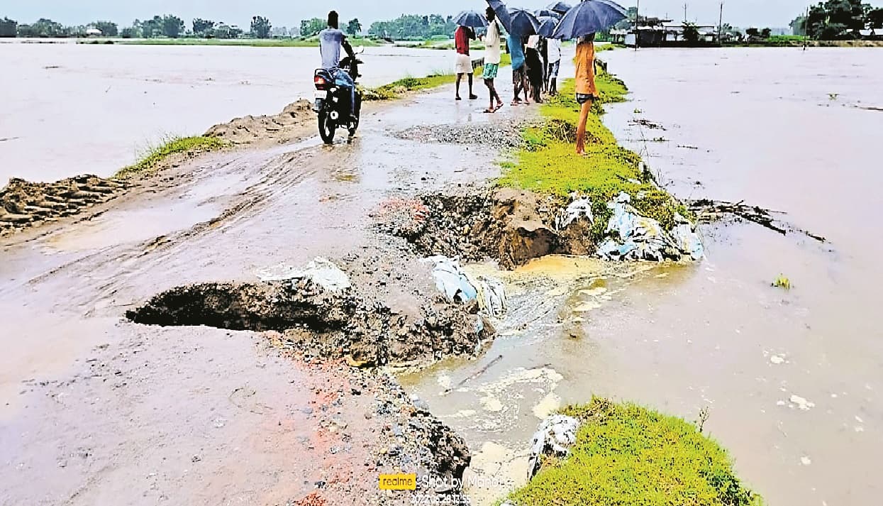 किशनगंज में नदियां बनी घर आंगन, जनजीवन अस्त व्यस्त, तस्वीरों में देखें बाढ़ के हालात