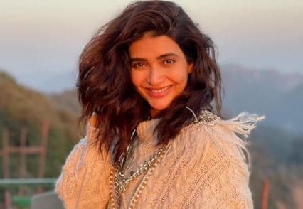 करिश्मा तन्ना लेटेस्‍ट फोटोशूट में दिखीं स्वेटर पहने हुए, फैंस बोले- मैडम इतनी ठंड...