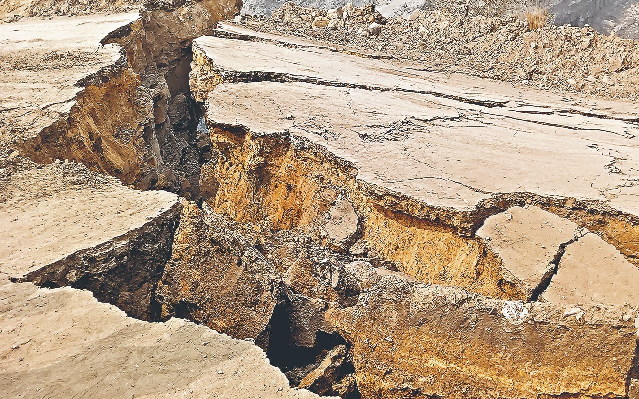 Jharkhand News: कापासारा में अवैध खनन के दौरान धंसी जमीन, दो महीने में भू-धंसान की चौथी घटना