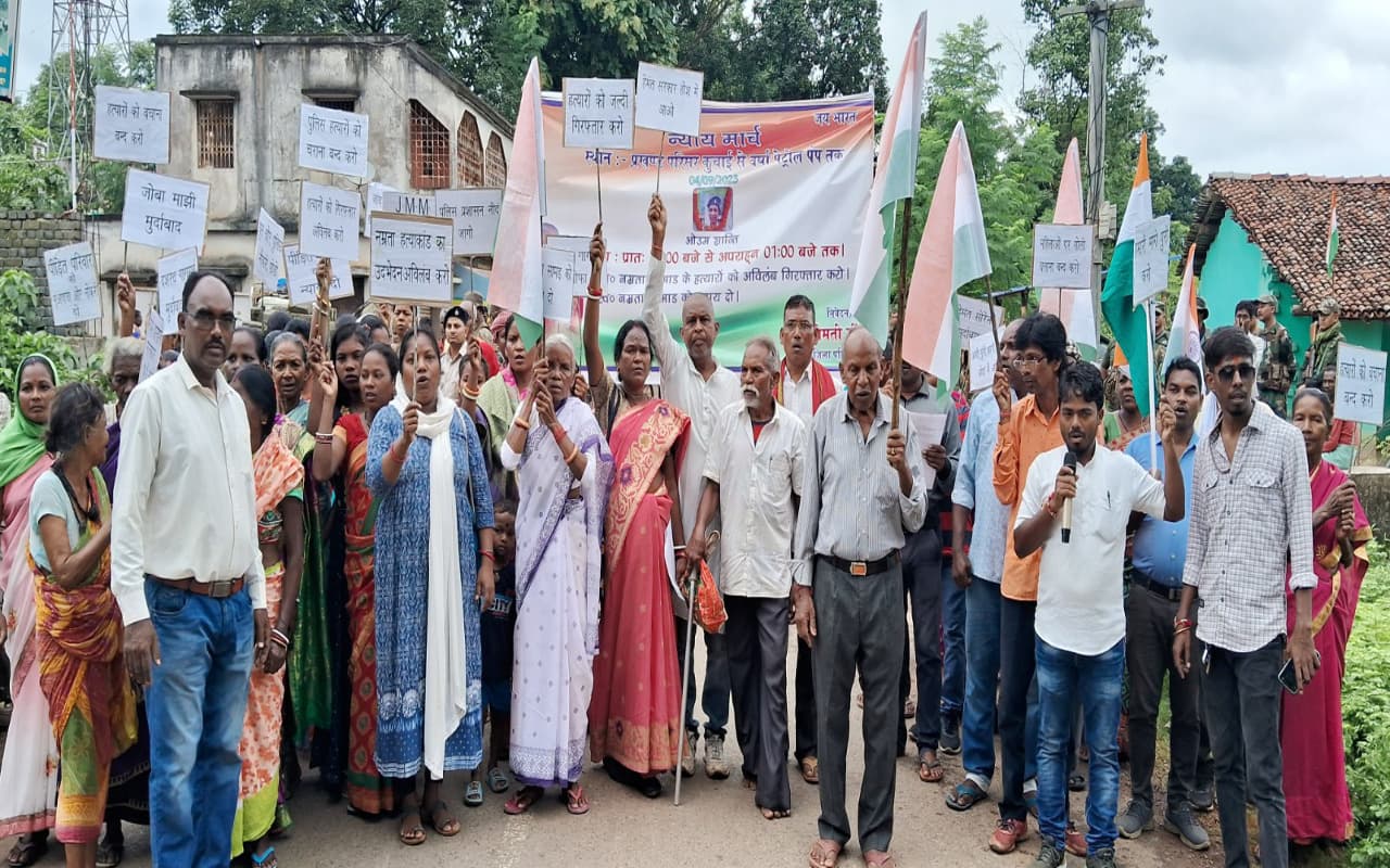 झारखंड : कुचाई की नम्रता सामड हत्याकांड में आरोपियों की गिरफ्तारी को लेकर सड़क पर उतरे लोग, न्याय की मांग की