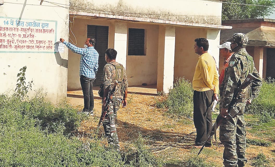 कुड़ू में कोरोना के नाम पर नक्सलियों ने मांगी लेवी, नहीं देने पर तीन शिक्षकों समेत चार को जान से मारने की धमकी
